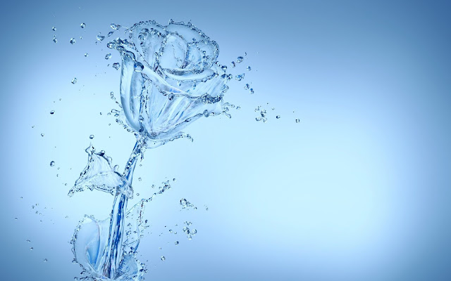Imagen de una rosa formada por gotas de agua sobre un fondo azul.
