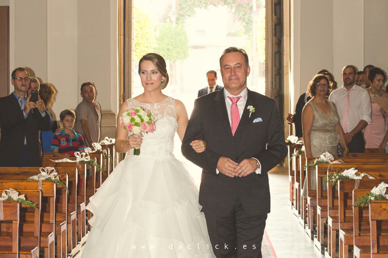 Novia y padre del brazo