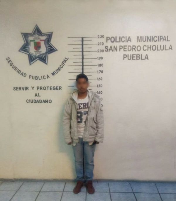 Aseguran policías municipales de San Pedro Cholula a hombre que viajaba en auto con reporte de robo