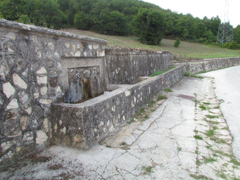 Le epigrafi storiche nascoste e non: pettoranello del molise ... Vasca fontana