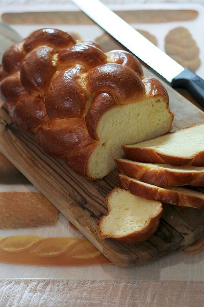 Pan brioche all'arancia - una treccia brioche carica di gusto