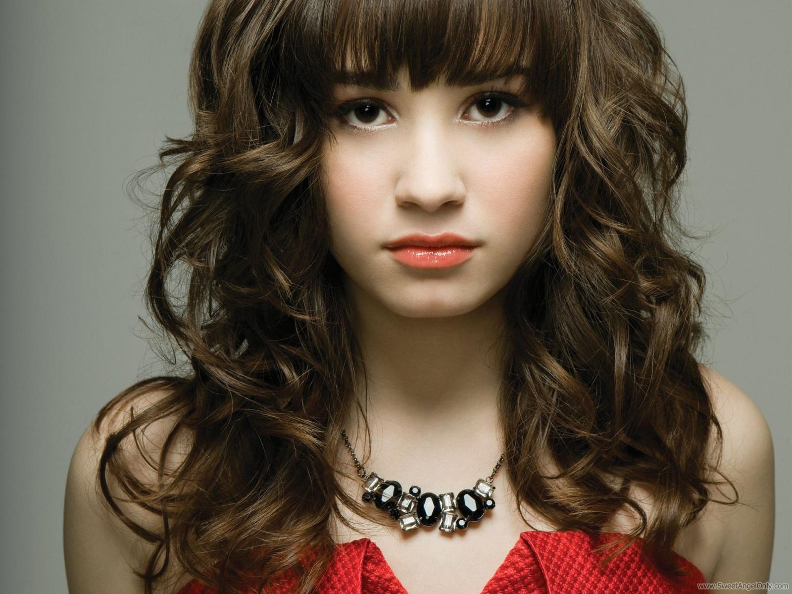 Glamorous Demi Lovato HD Wallpa...