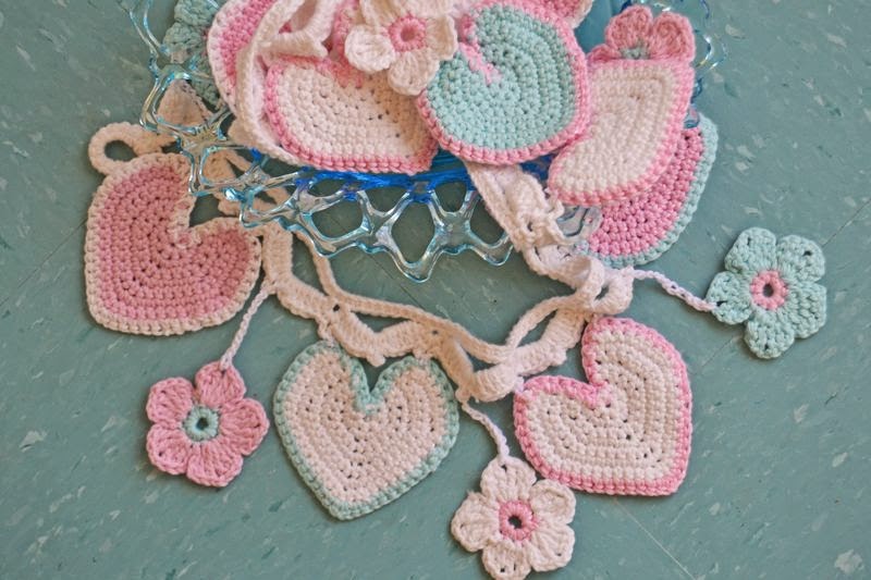 http://mybungalow.typepad.com/blog/2014/06/crochet-hearts-and-flowers-garland.html