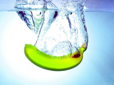 3d Water Fruit Wallpaper - Banana On Water