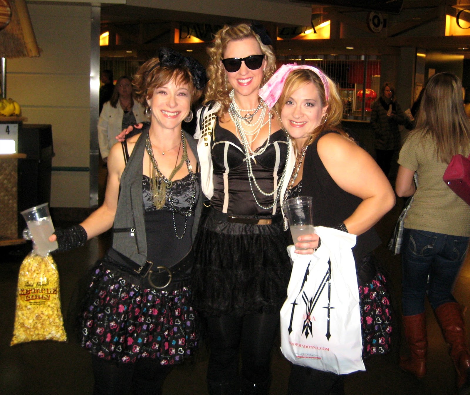 http://4.bp.blogspot.com/-g-asg461c4k/ULVUl9gOghI/AAAAAAAAo6M/lLIqX9wPLE8/s1600/Madonna+Concert+minneapolis+80s+style+outfit+costume+picture.jpg