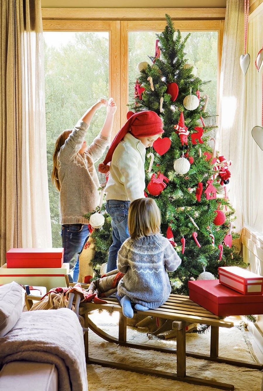 wnętrza, wystrój wnętrz, home decor, dekoracje świąteczne, christmas decor, Boże Narodzenie, Święta, choinka, dom, mieszkanie, domek w górach, salon