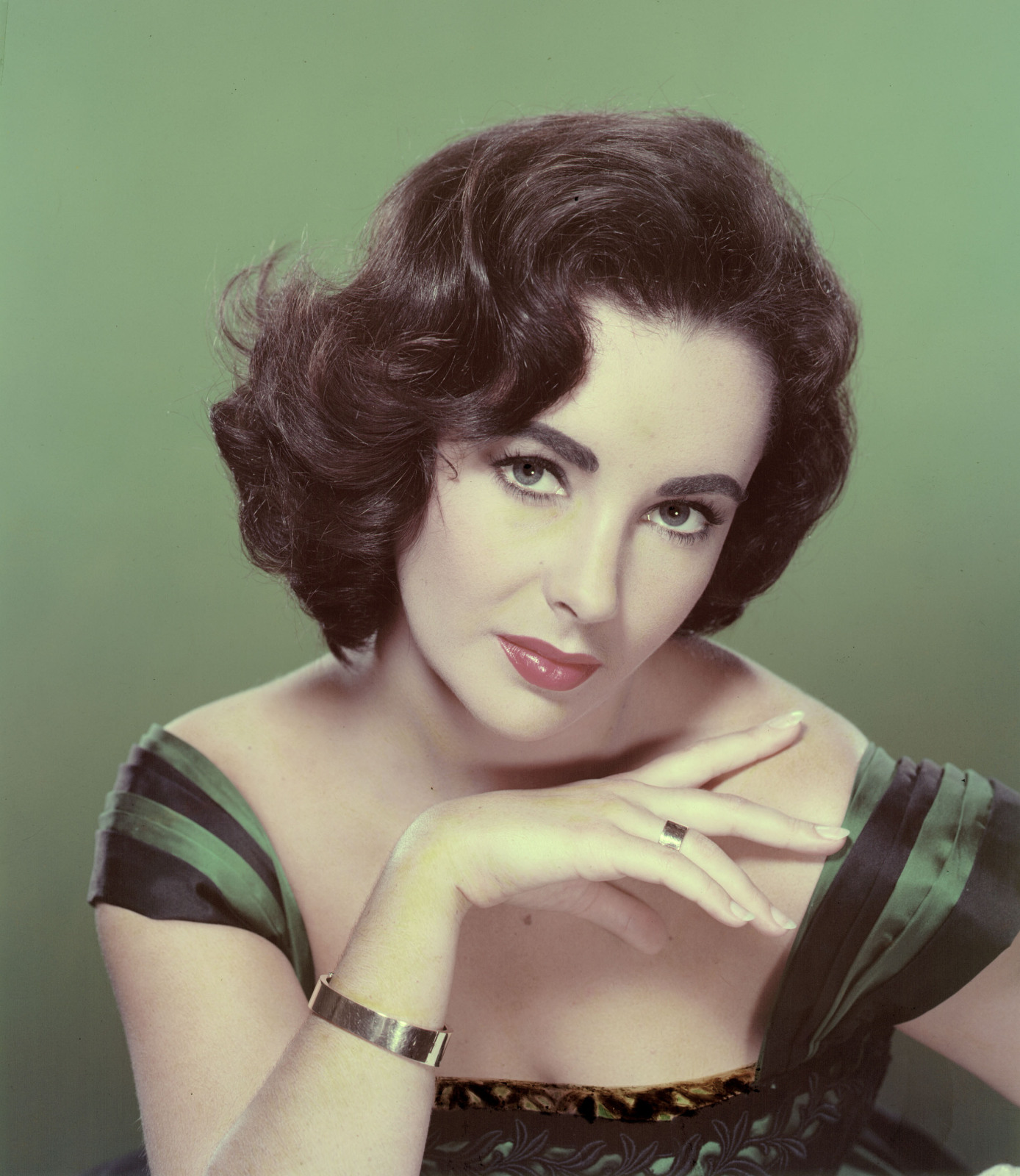 http://4.bp.blogspot.com/-g0qK-WKcXaM/TtP-z67mLzI/AAAAAAAAGL8/TTlILBi3aXM/s1600/elizabeth+taylor.jpg