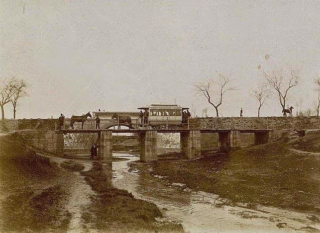 El tranvía de Leganés sobre el puente, cambiando el arrastre de mulas. (foto: Ferrotransmadrid.blogspot.com) La historia del tranvía de Leganés