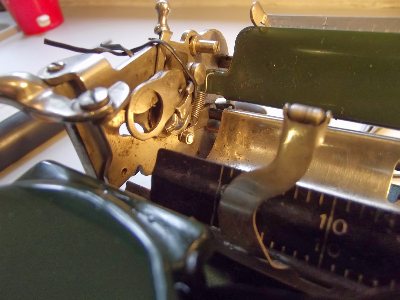 oz.Typewriter Removing and Replacing the Platen on a Series 3 Corona