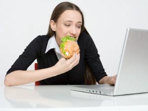 Dilarang Makan Di Depan Komputer, Berbahaya Gan!! [ www.BlogApaAja.com ]