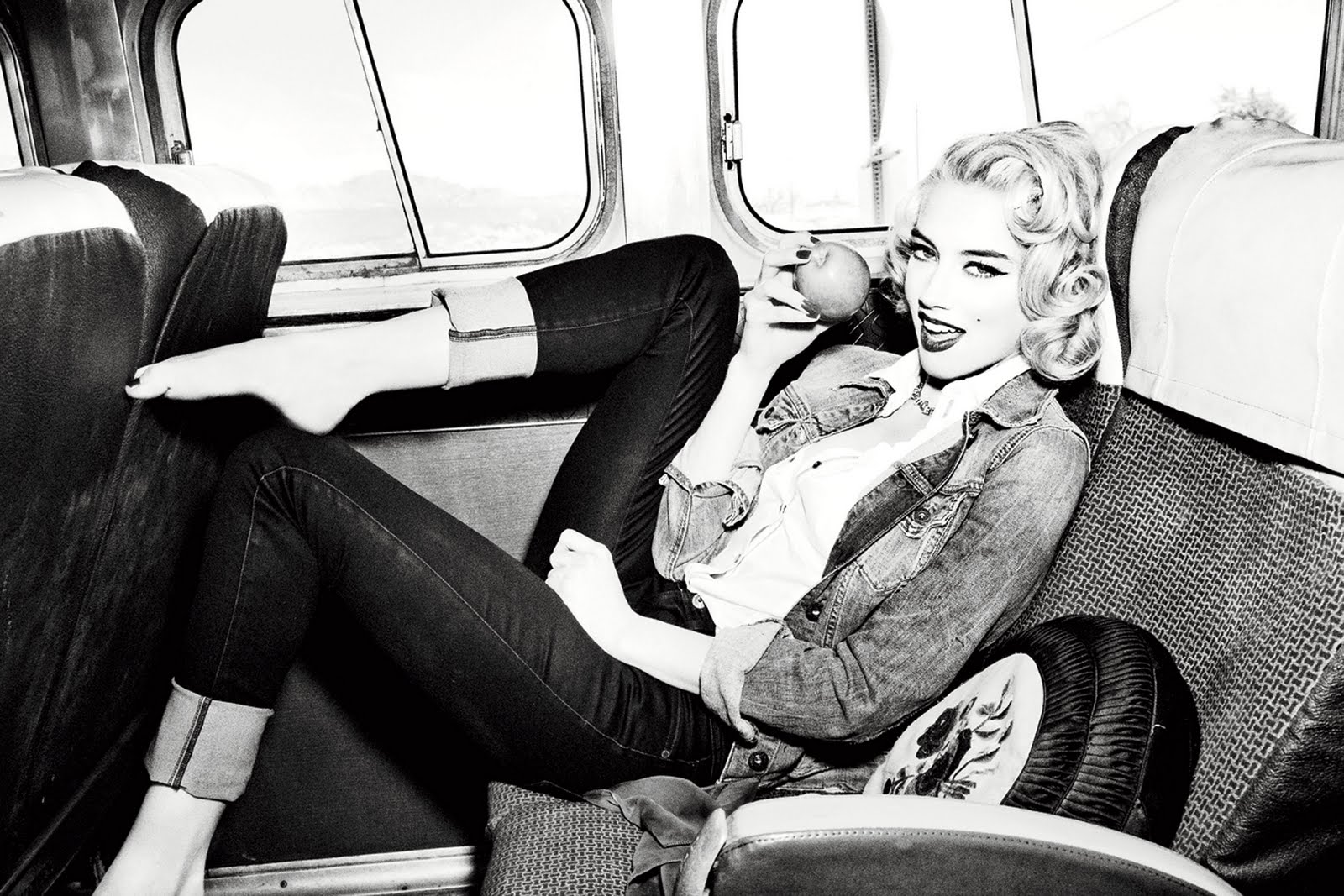 http://4.bp.blogspot.com/-g5OSilQf-2o/TjWCRUmbX2I/AAAAAAAAGvU/BZ1BArwJEeI/s1600/Amber_Heard_Guess_Jeans_Fall_2011_Photoshoot_by_Ellen_von_Unwerth_13.jpg