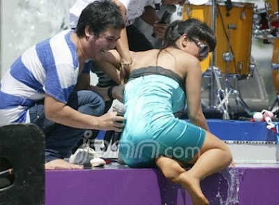 Foto G string Olla Ramlan di Dahsyat