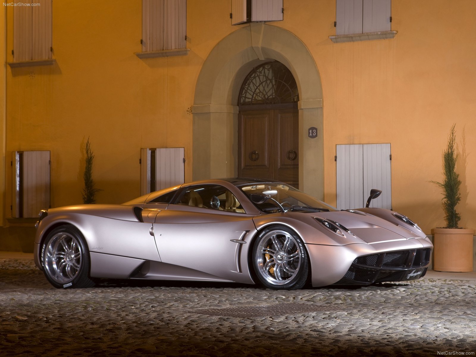http://4.bp.blogspot.com/-g7BKu5qFhYo/TVnBPObwcfI/AAAAAAAAABg/xItLUmPoPvg/s1600/Pagani-Huayra_2012_1600x1200_wallpaper_03.jpg