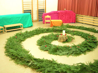Adventsgärtlein Aufbau, Waldorfkindergarten, Zeremonie im Advent Adventsgärtlein Aufbau, Waldorfkindergarten, Zeremonie im Advent