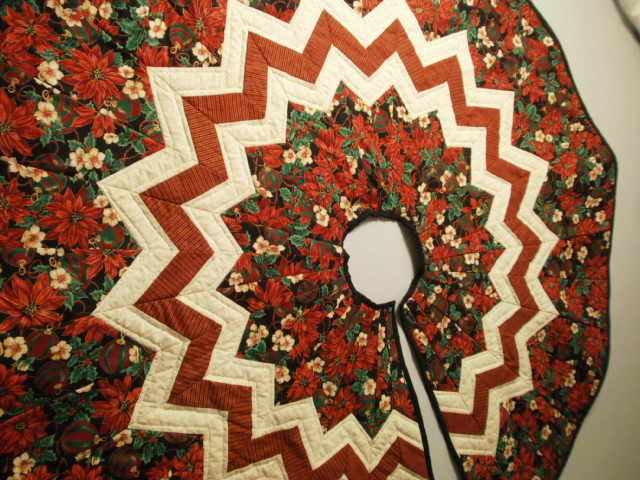 Quilting Tutorials: A free Christmas Tree Skirt pattern