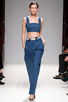 Къс топ и широки джинси от тъмен деним на Balmain Къс топ и широки джинси от тъмен деним на Balmain