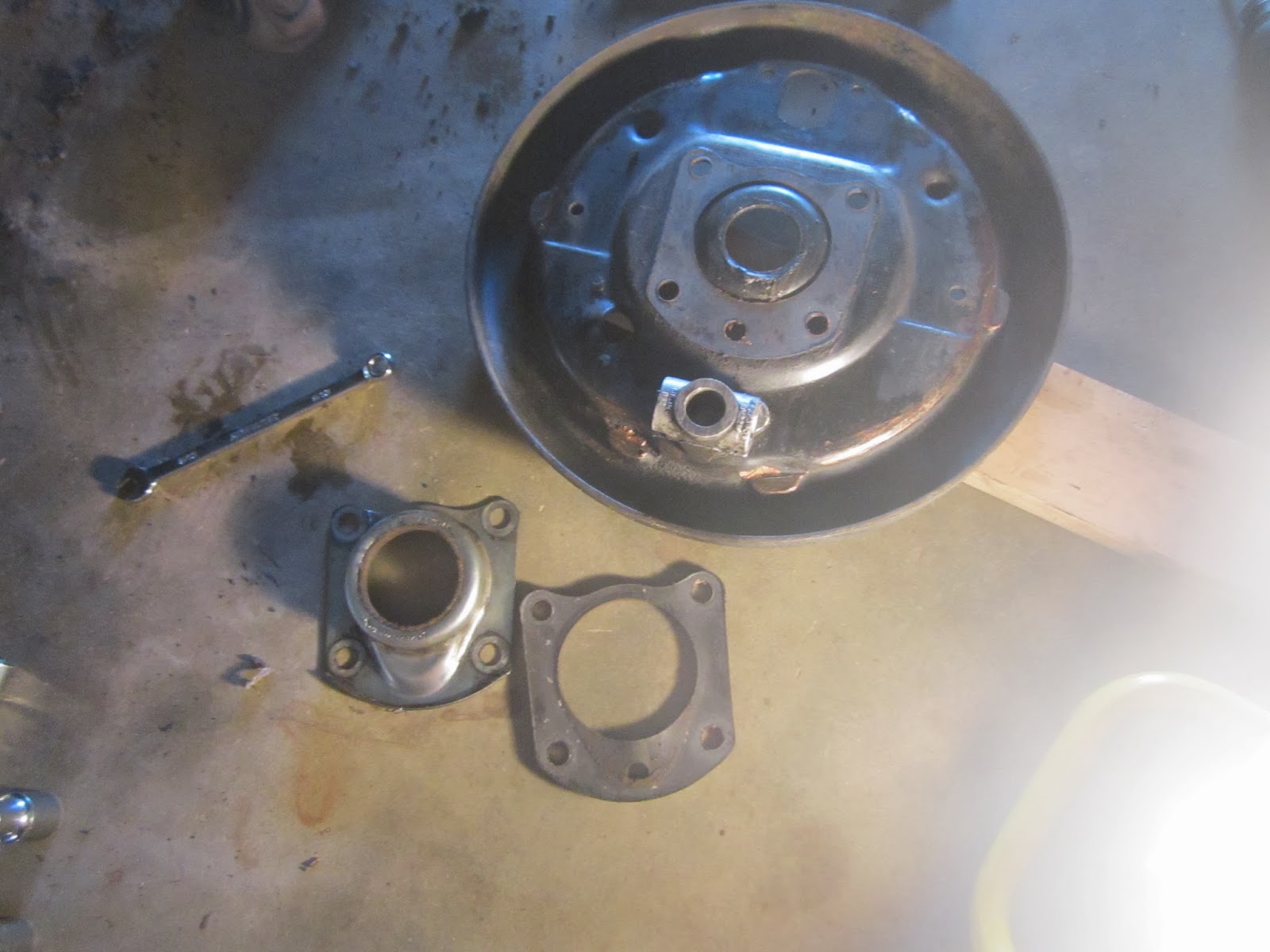brake backing plate Volvo 122S brake backing plate and retainer with felt seal Volvo 122S