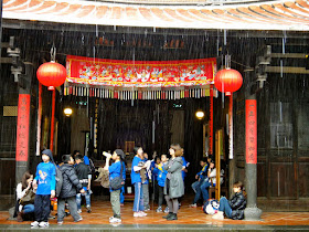 Students taking shelter at Lin An Tai Ancestral House