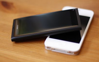 http://4.bp.blogspot.com/-gAHIYQ_MvbA/TplINSS_3cI/AAAAAAAADkI/DS6g4ZO1gos/s1600/nokia-n9-vs-iphone-4s.jpg