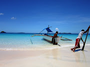At last the shores of Tinaga Island. The clear waters are so tempting. (img )