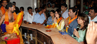 Kareena @ 'Heroine' Audio release at Siddhivinayak Temple