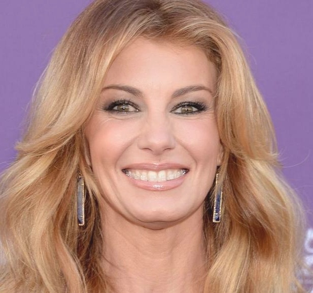 what did faith hill have on her teeth at the cma