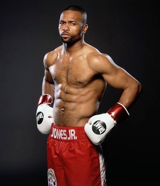 http://blackbergtv.com/warning-nude-pictures-must-be-18-to-click-boxer-roy-jones-junior-gets-exposed-for-taking-nude-selfies/