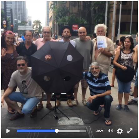 "Homens comuns e podemos formar uma muralha com nossos corpos de sonho e margaridas".