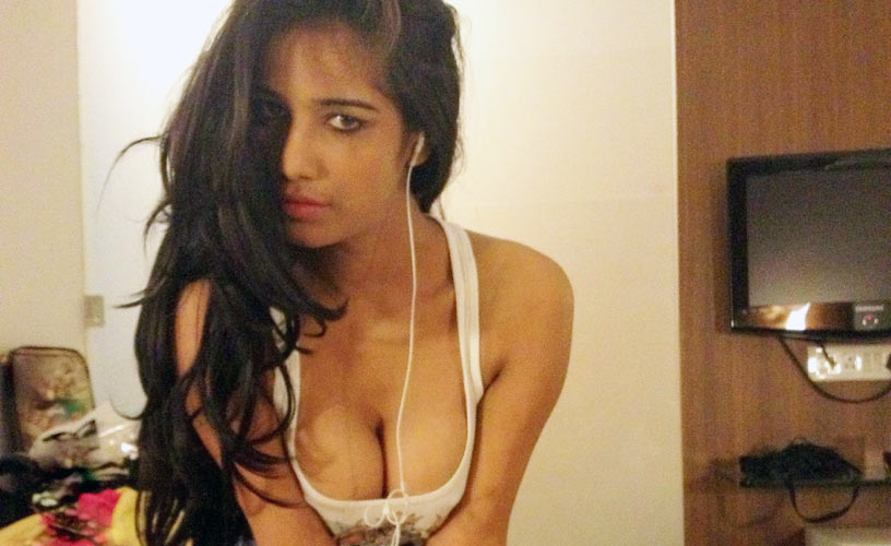 Poonam pandey boobs show pictures