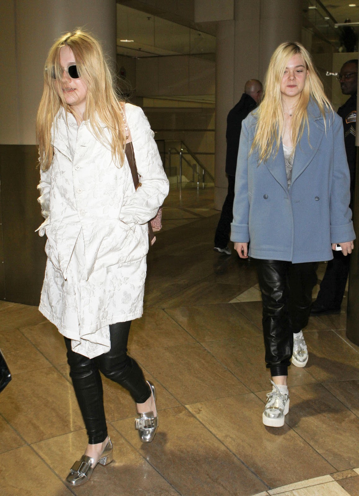 http://4.bp.blogspot.com/-gDKo-KsCBmo/UPrUdz34liI/AAAAAAAANV8/Gnp3SeEpoTE/s1600/Elle+and+Dakota+Fanning+arriving+to+L.A+(Jan+8,+2012)+(1).jpg