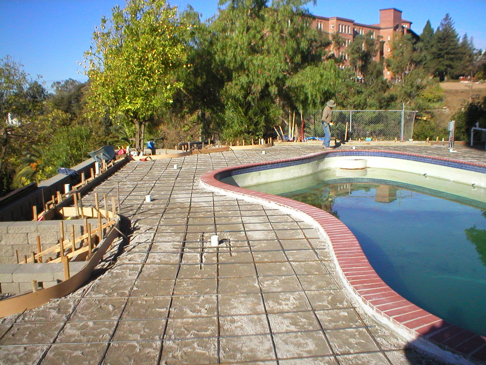 General Swimming Pool Information How do pool professionals pour