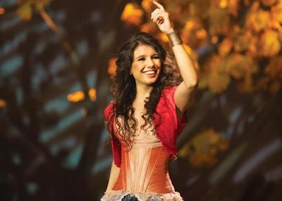 Paula Fernandes acenando no show Paula Fernandes posando para foto, em show