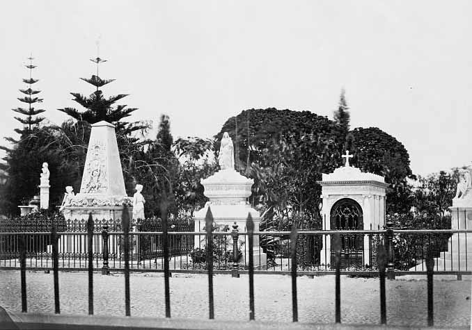 Lima en 1868.- La Plaza de Armas, la Catedral, el antiguo Palacio de