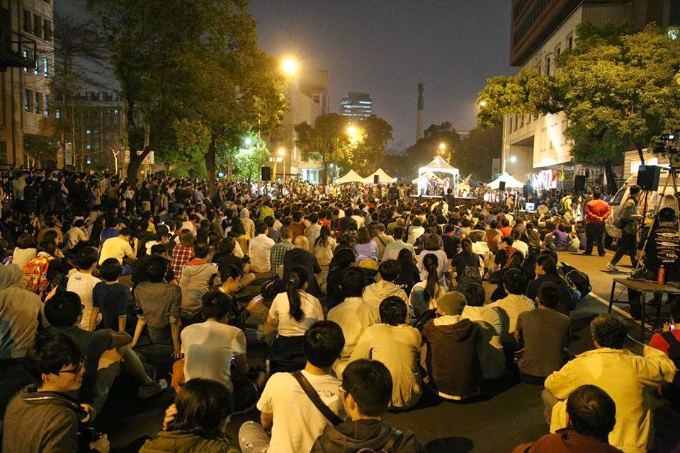 自台大、清大、成大、東吳、輔大、世新等校將近20名大學老師,今(19)天晚上6點左右來到立法院群賢樓外,還跟現場上千民眾上了一門「街頭民主課」。圖:林雨佑/攝 自台大、清大、成大、東吳、輔大、世新等校將近20名大學老師,今(19)天晚上6點左右來到立法院群賢樓外,還跟現場上千民眾上了一門「街頭民主課」。圖:林雨佑/攝