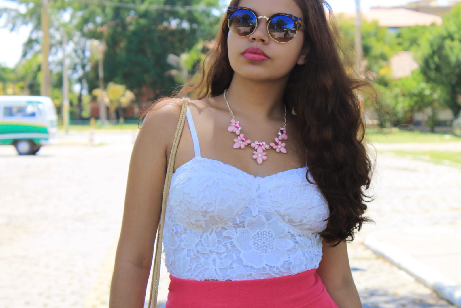Look barbie, saia skater rosa, saia rodada rosa, cropped renda, salto bege