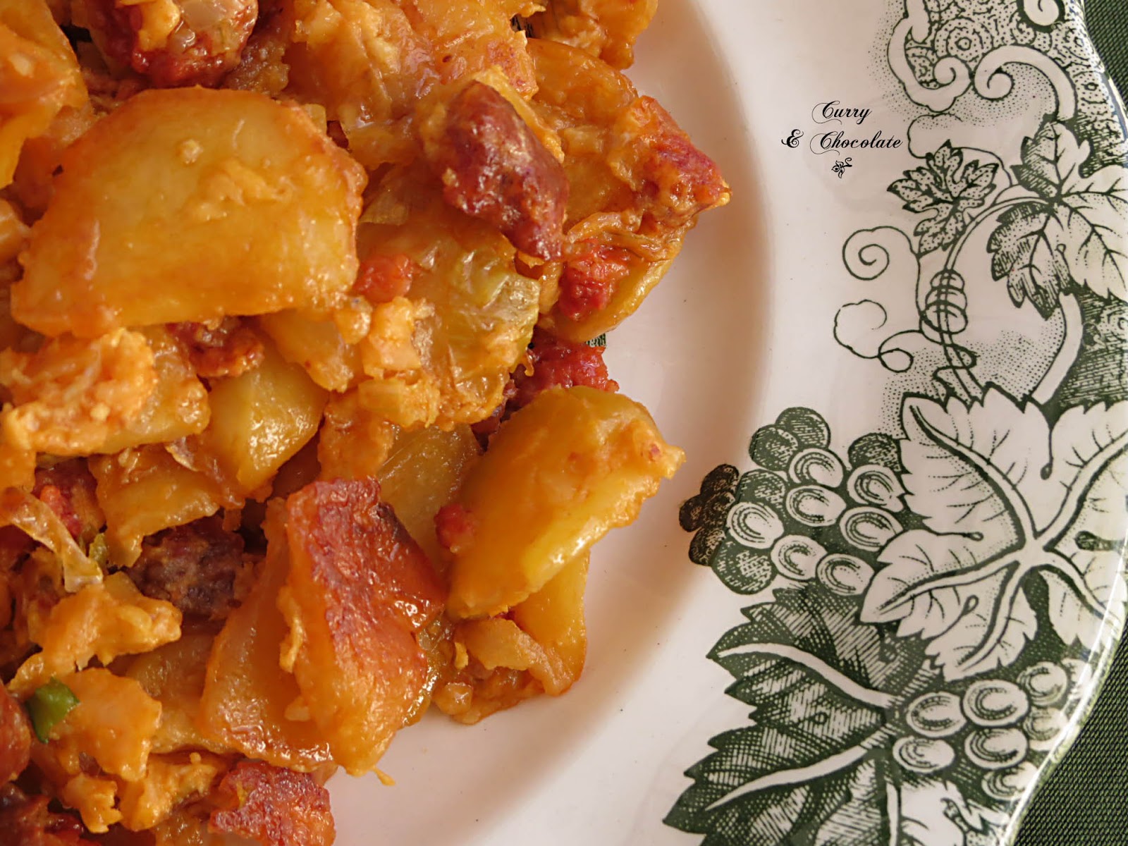 Patatas fritas con chorizo y huevo - Fried potatoes with fresh chorizo and egg Patatas fritas con chorizo y huevo - Fried potatoes with fresh chorizo and egg