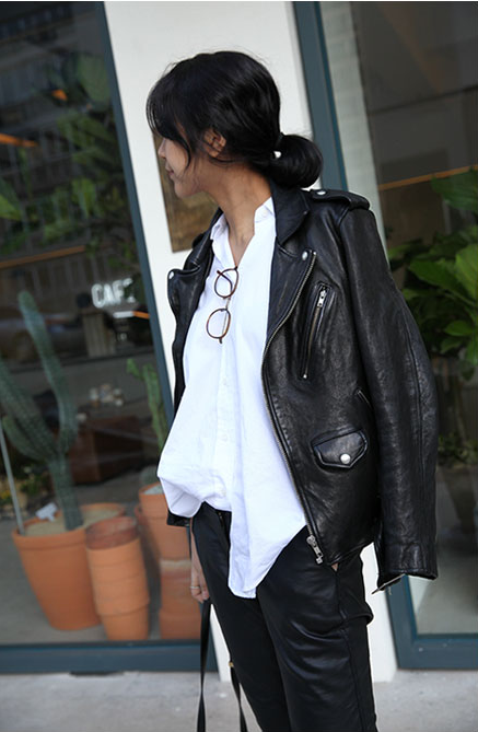 jean noir, chemise blanche et perfecto cuir noir jean noir, chemise blanche et perfecto cuir noir