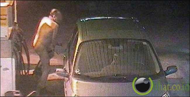 Demo bugil di pom bensin karena harga BBM mahal di Jerman Demo bugil di pom bensin karena harga BBM mahal di Jerman