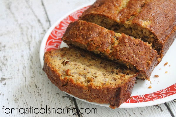 Banana Nut Bread | A simple banana bread with lots of pecans and sprinkled with sugar #recipe #delicious