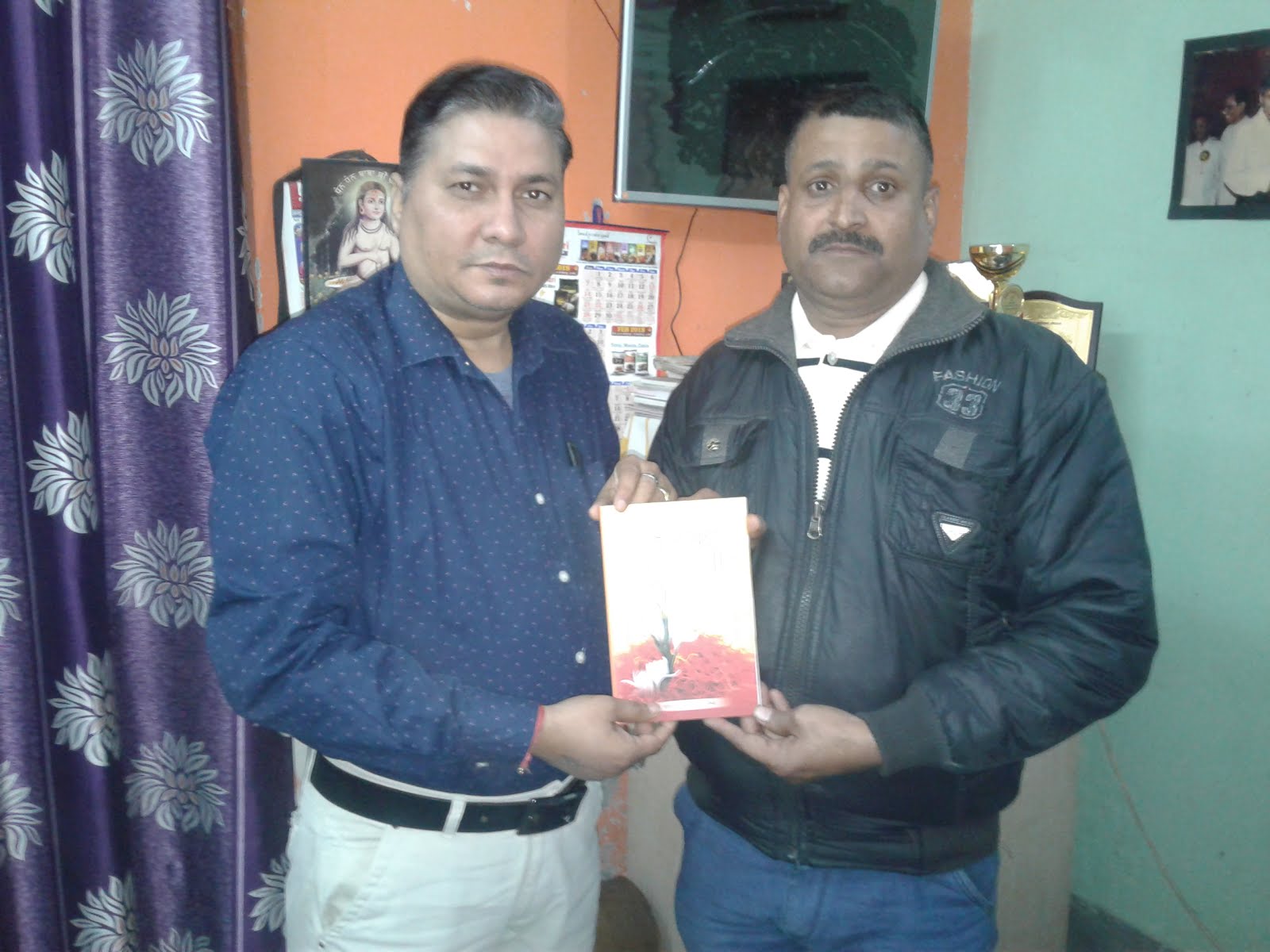 अपने मित्र श्री निर्देश शर्मा जी को रजनीगंधा पुस्तक भेंट करते हुए