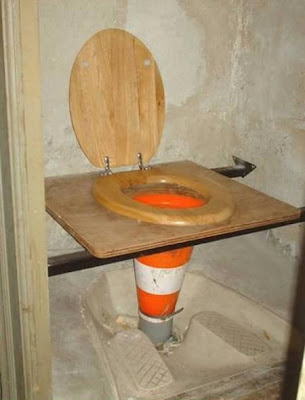Un cone dans les wc pour chier droit