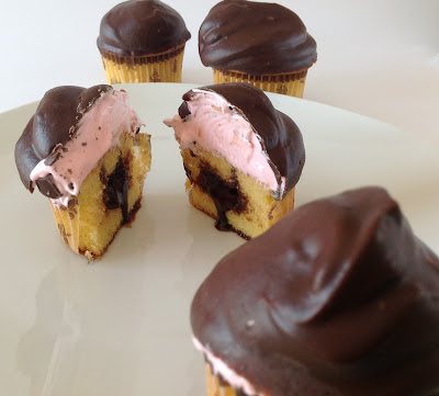 chocolate,cupcake de vainilla, merengue, relleno jarabe de chocolate