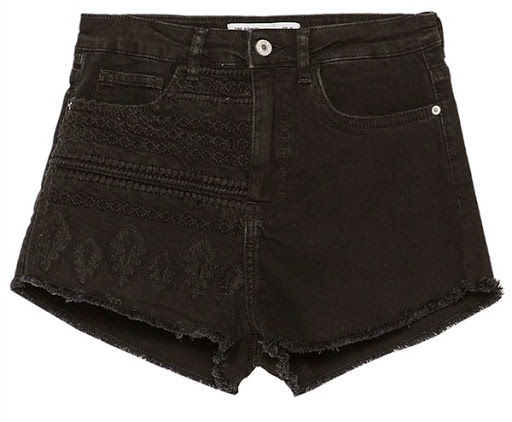 Model celana pendek denim dari Zara ($50) Model celana pendek denim dari Zara ($50)