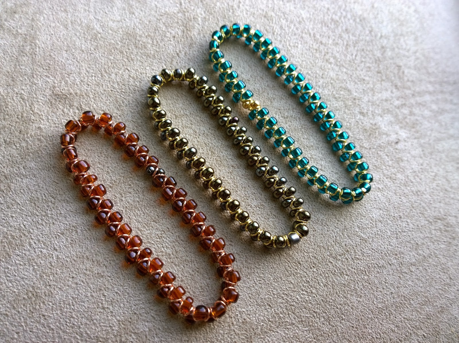 ..non*sense.. seed beads and jump rings bracelet