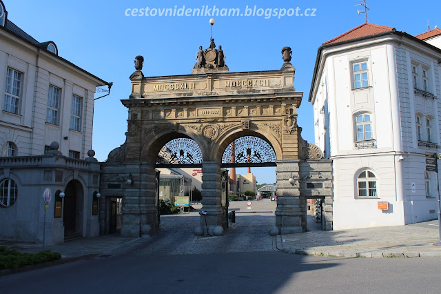 brána do plzeňského pivovaru // a gate to Pilsner Urquell Brewery brána do plzeňského pivovaru // a gate to Pilsner Urquell Brewery