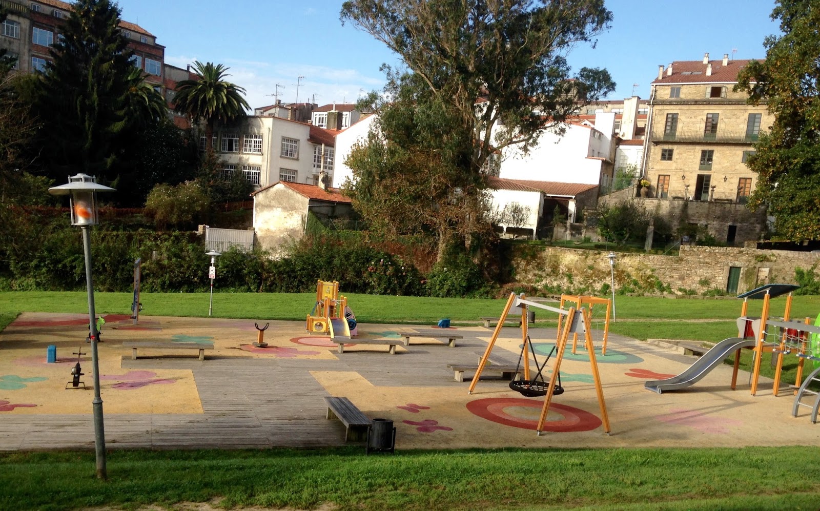 Anotaciones de una madre autónoma: Sobre columpios, césped y paseos