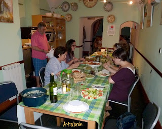 Cena en el comedor del albergue