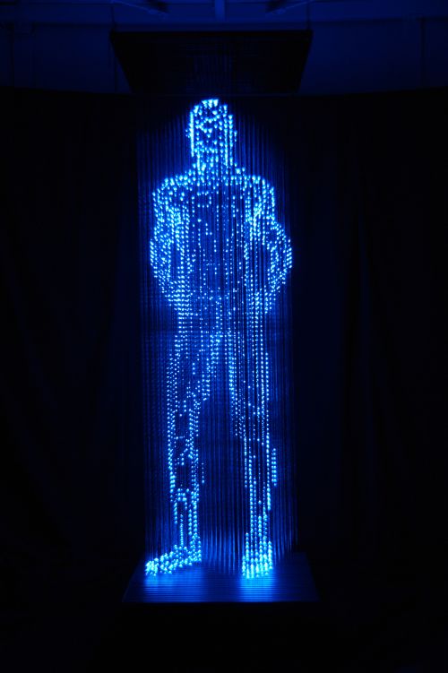makoto tojiki esculturas de luz homem azul cavalo vermelho pássaro gaiola