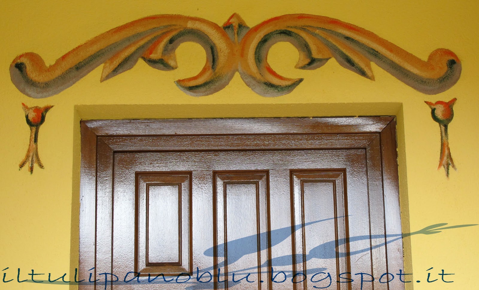 Il tulipano blu: decorazione su muro sopraporta