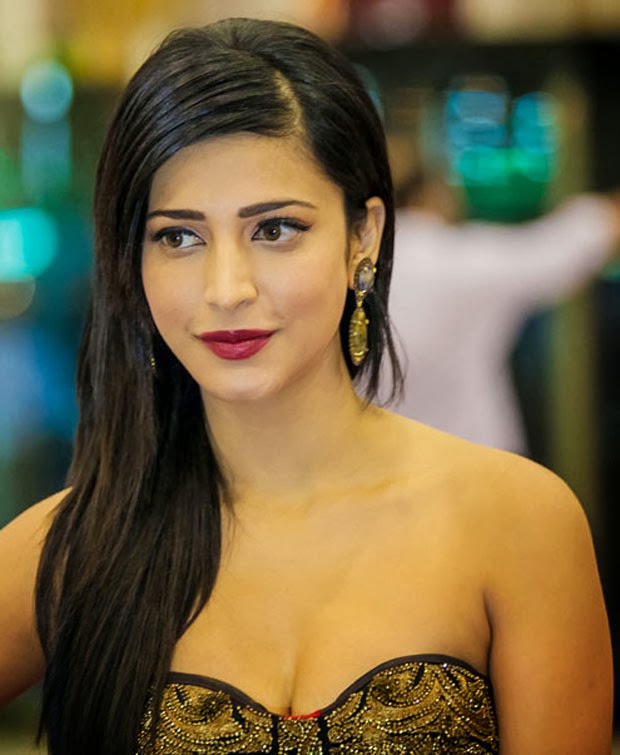 Shruti Hassan Latest Saree Look Pictures & Gallery - Wallpapers 